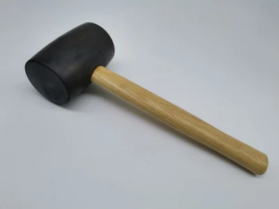 Высококачественный резиновый молоток с деревянной ручкой для строительства.